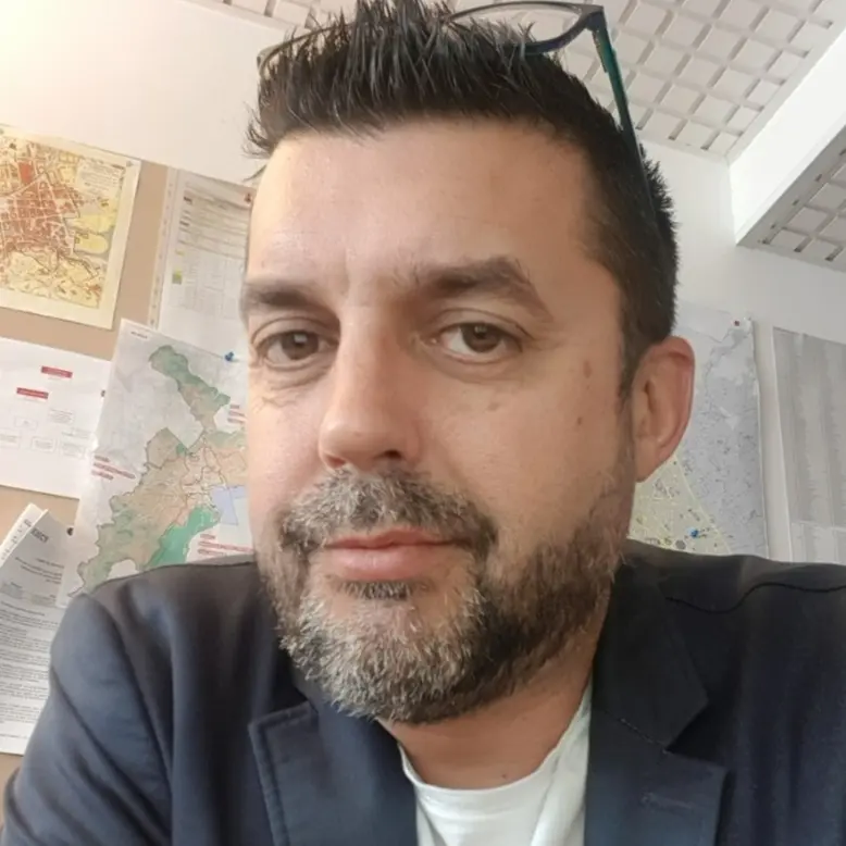 Candidat Chargé D'affaires Et Conducteur De Travaux